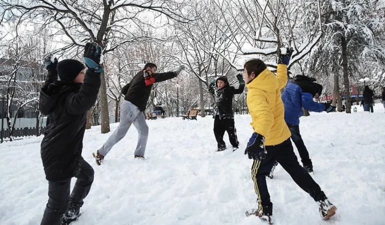 Kar Tatili Haberleri Peş Peşe Geldi: Çok Sayıda İl ve İlçede Eğitime Ara!