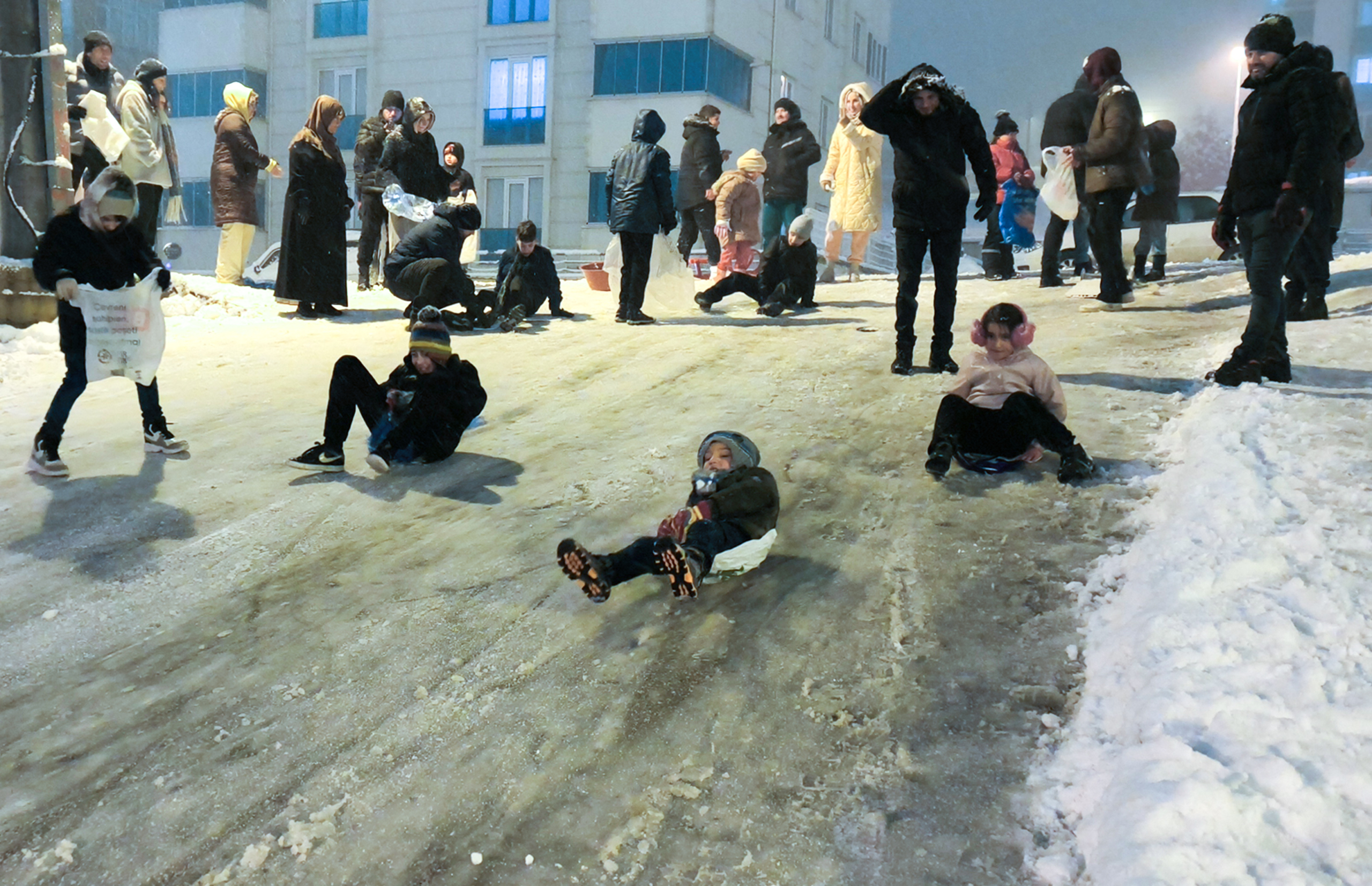 Kar Tatili Haberleri Peş Peşe Geldi: Çok Sayıda İl ve İlçede Eğitime Ara!