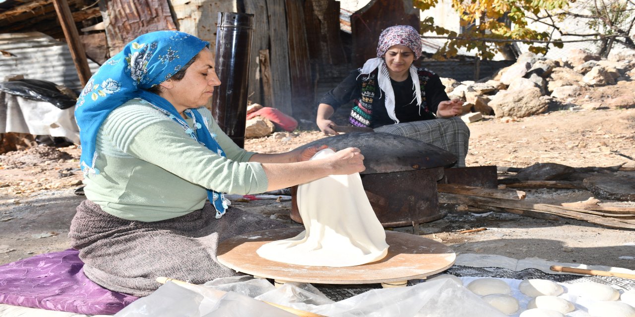 Şırnak'ta Kadınlar İmece Usulüyle Her Eve 200 Ekmek Pişiriyor