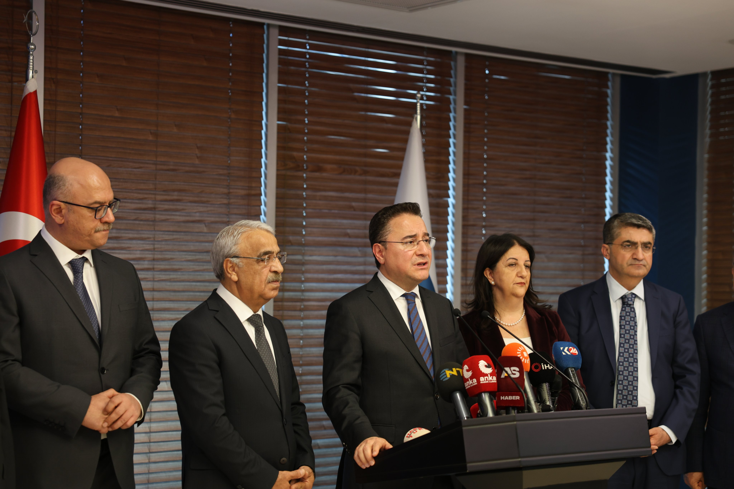 İmralı Heyeti MHP ve DEVA ile Görüştü: “Yasal Bir Düzenlemeye İhtiyaç Var ve Bu Bir Barış Yasası Olmalı”