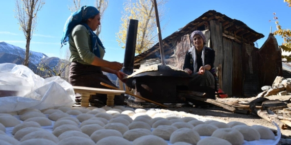Şırnak’ta Kadınlar İmece Usulüyle Her Eve 200 Ekmek Pişiriyor