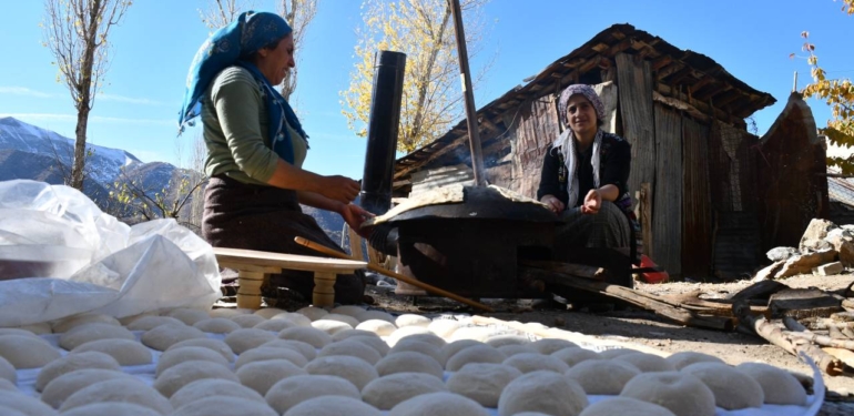 Şırnak’ta Kadınlar İmece Usulüyle Her Eve 200 Ekmek Pişiriyor