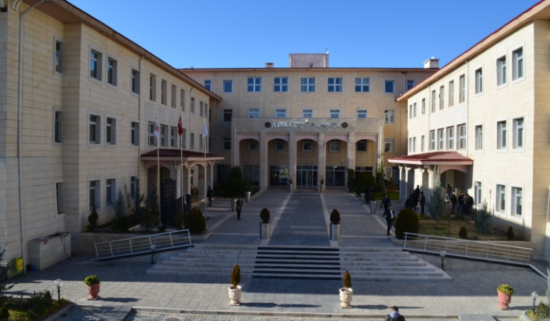 Siirt’te Okul Müdürüne Suç Duyurusu: “Mobbing ve Irkçı Söylemler Artarak Devam Ediyor”