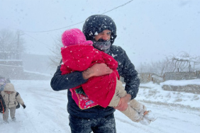 Şırnak’ta yoğun kar yağışı nedeniyle eğitime ara verilirken, servislerin çalışmaması bazı öğrencilerin evlerine ulaşmasını zorlaştırdı. Mehmet Emin Acar İlkokulu Müdür Yardımcısı Veysel Onuk, soğuk havaya rağmen öğrencileri kucağına alarak güvenli şekilde evlerine ulaştırdı