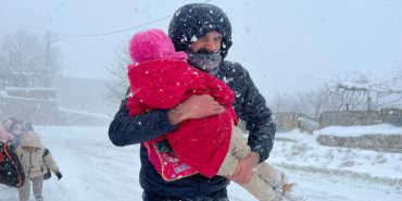 Şırnak’ta yoğun kar yağışı nedeniyle eğitime ara verilirken, servislerin çalışmaması bazı öğrencilerin evlerine ulaşmasını zorlaştırdı. Mehmet Emin Acar İlkokulu Müdür Yardımcısı Veysel Onuk, soğuk havaya rağmen öğrencileri kucağına alarak güvenli şekilde evlerine ulaştırdı