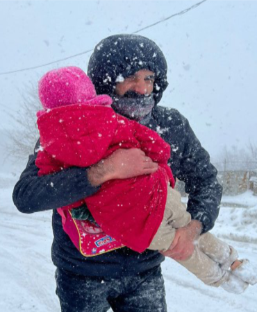 Şırnak’ta yoğun kar yağışı nedeniyle eğitime ara verilirken, servislerin çalışmaması bazı öğrencilerin evlerine ulaşmasını zorlaştırdı. Mehmet Emin Acar İlkokulu Müdür Yardımcısı Veysel Onuk, soğuk havaya rağmen öğrencileri kucağına alarak güvenli şekilde evlerine ulaştırdı