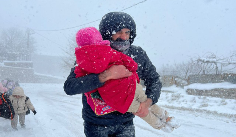 Kar Tatilinde Öğrencileri Yolda Kalmadı: Müdür Yardımcısı Çocukları Evlerine Taşıdı