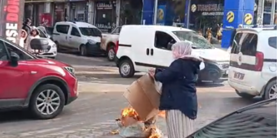 Suriye’deki Kürtlere Yönelik Saldırıları Ateş Yakarak Protesto Etti