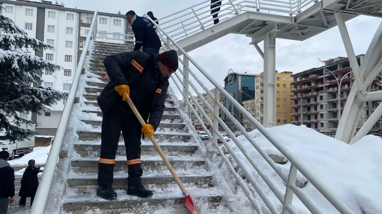 Doğu’da Dondurucu Soğuklar Etkisini Sürdürüyor: İnşaatlar Durdu, İşçiler Yüz Felci Riski Altında