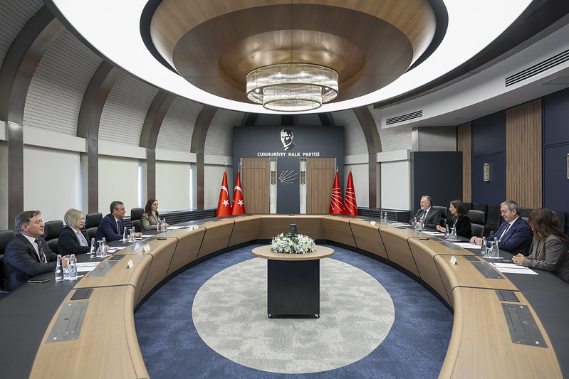 DEM Parti ve CHP'den Ortak Açıklama: “Mürşitpınar Sınır Kapısı İnsani Yardımlar İçin Açılsın” 1 DEM Parti ve CHP'den Ortak Açıklama: “Mürşitpınar Sınır Kapısı İnsani Yardımlar İçin Açılsın”