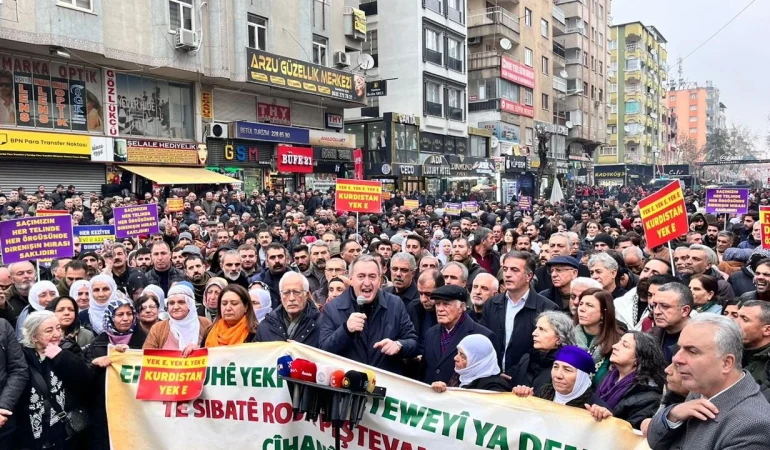 Diyarbakır’dan Dünyaya Mesaj: Kimse Kürtlerle Oynamasın
