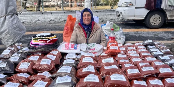 60 Yaşında, Tek Başına: Diyarbakır Pazarlarında Bir Kadın Emeği