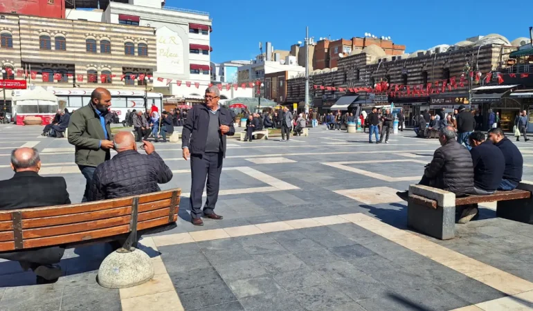 ABD ve İsrail’in Saldırılarına Bölge Halkı Ne Diyor? Diyarbakırlılar İran’a Bakıp Irak’ı, Suriye’yi Hatırlıyor