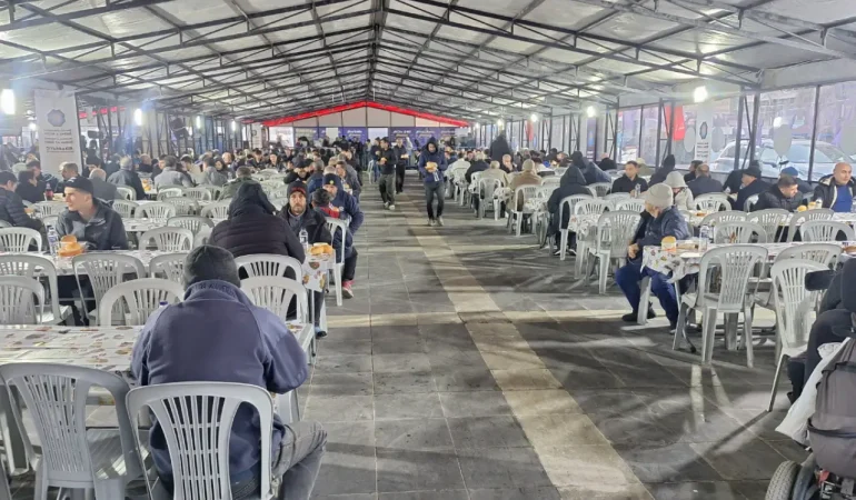 Diyarbakır’da İftar Kuyruğu: Burada Et Yiyebiliyoruz