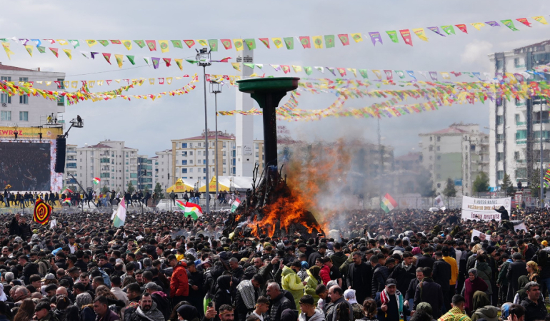 Diyarbakır’da Newroz Kutlandı: “Kürt Meselesini Çözen Bir Türkiye Bölgede Güçlü Bir Aktör Olur”