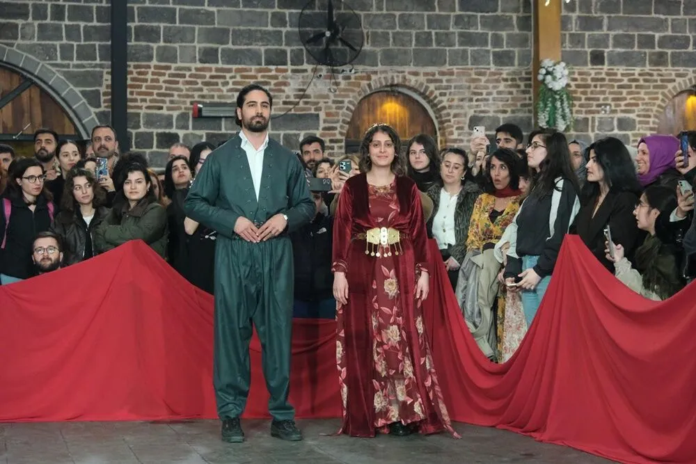 Diyarbakır’da 15 Bölgenin Kürt Kıyafetlerinin Defilesi Yapıldı