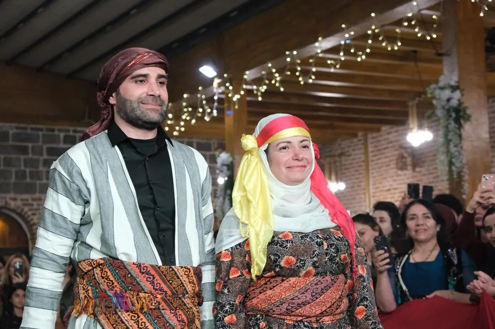 Diyarbakır’da 15 Bölgenin Kürt Kıyafetlerinin Defilesi Yapıldı