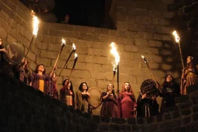 Diyarbakır’ın Sur ilçesinde bulunan Ben û Sen’de kadınlar öncülüğünde Newroz ateşi yakıldı.