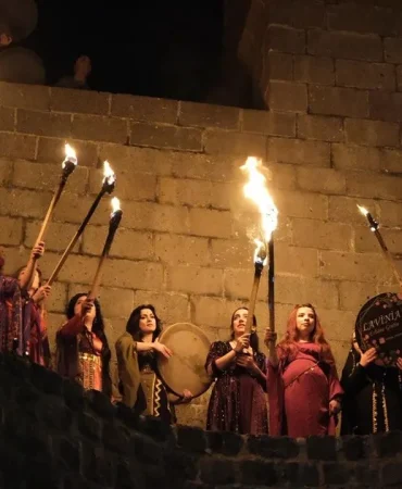 Diyarbakır’ın Sur ilçesinde bulunan Ben û Sen’de kadınlar öncülüğünde Newroz ateşi yakıldı.