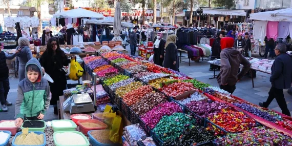 Bayram Tezgahları Dolu, Cepler Boş