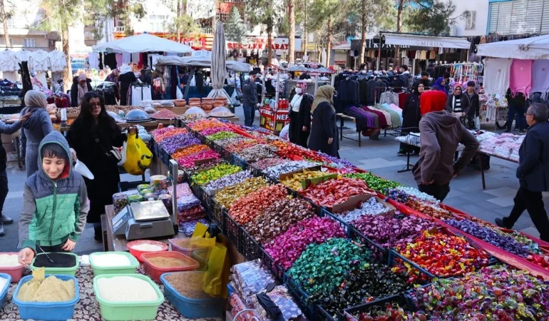 Bayram Tezgahları Dolu, Cepler Boş