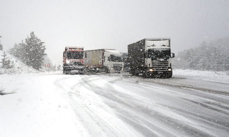 Nisanda Kar Esareti- Tırlar Yolda Kaldı, 163 Köyle Bağlantı Koptu