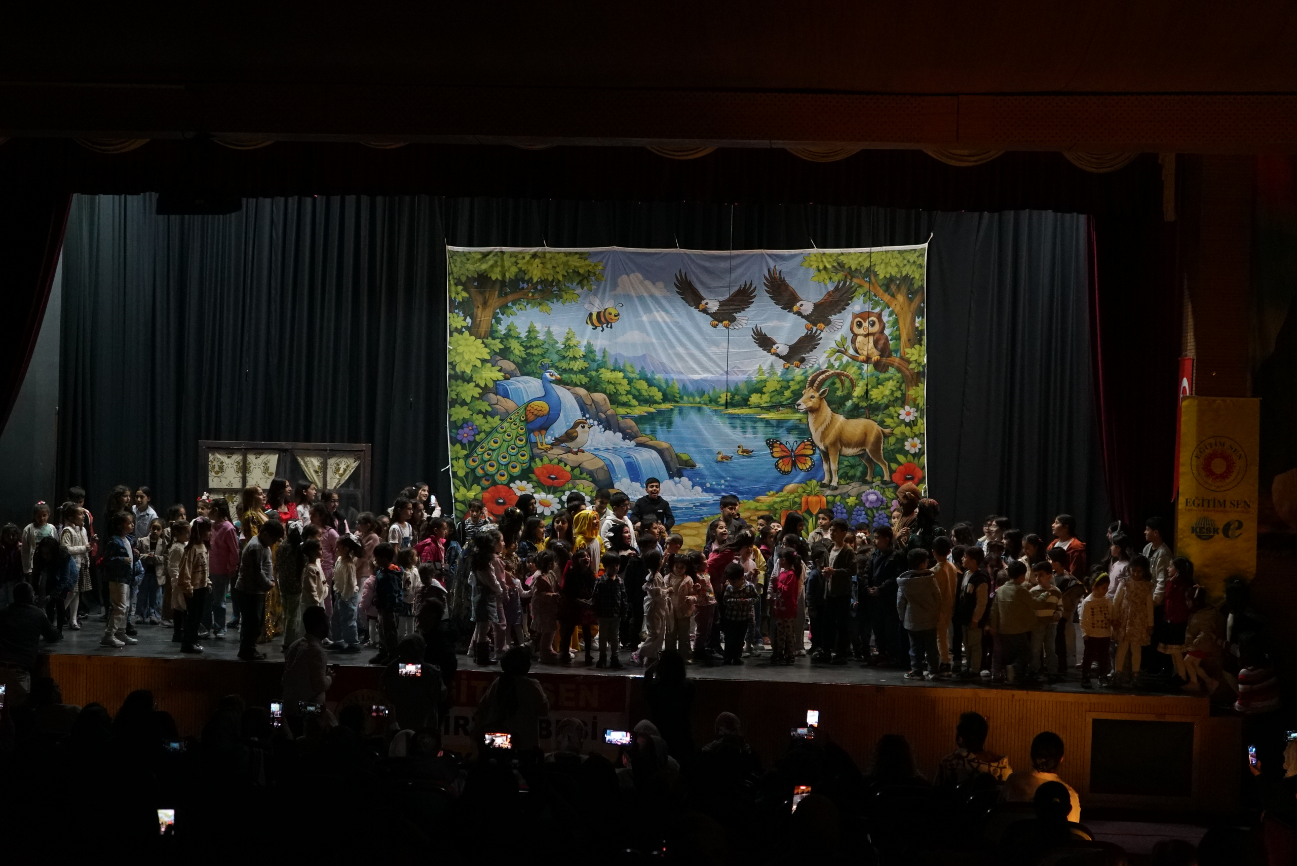 Kürtçe Çocuk Tiyatrosu “Pîrê u Rovî” Sahnelendi