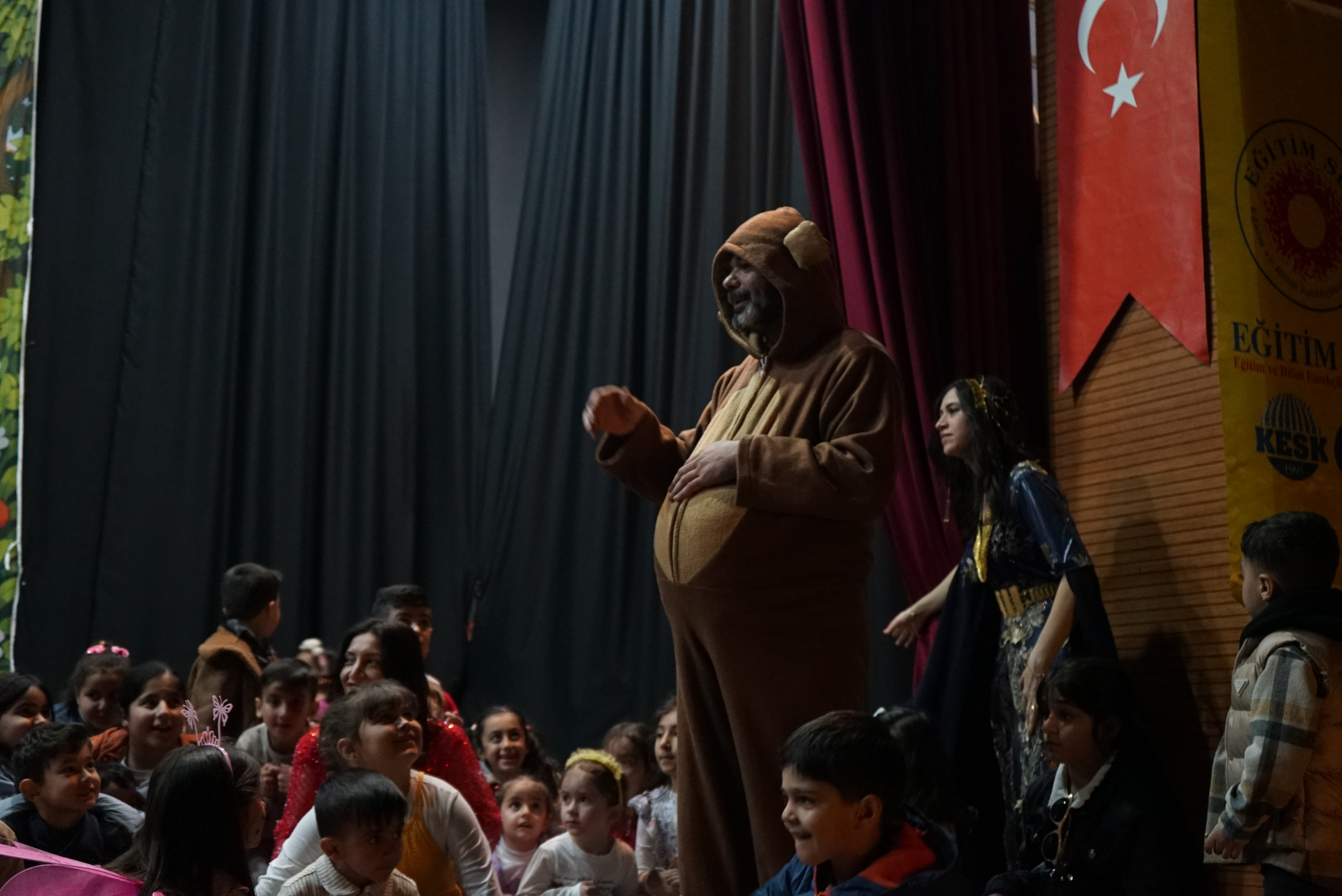 Kürtçe Çocuk Tiyatrosu “Pîrê u Rovî” Sahnelendi