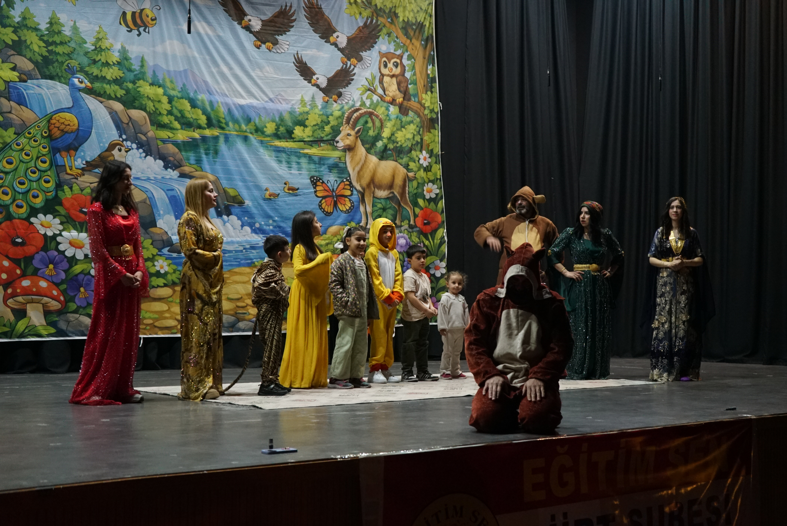 Kürtçe Çocuk Tiyatrosu “Pîrê u Rovî” Sahnelendi