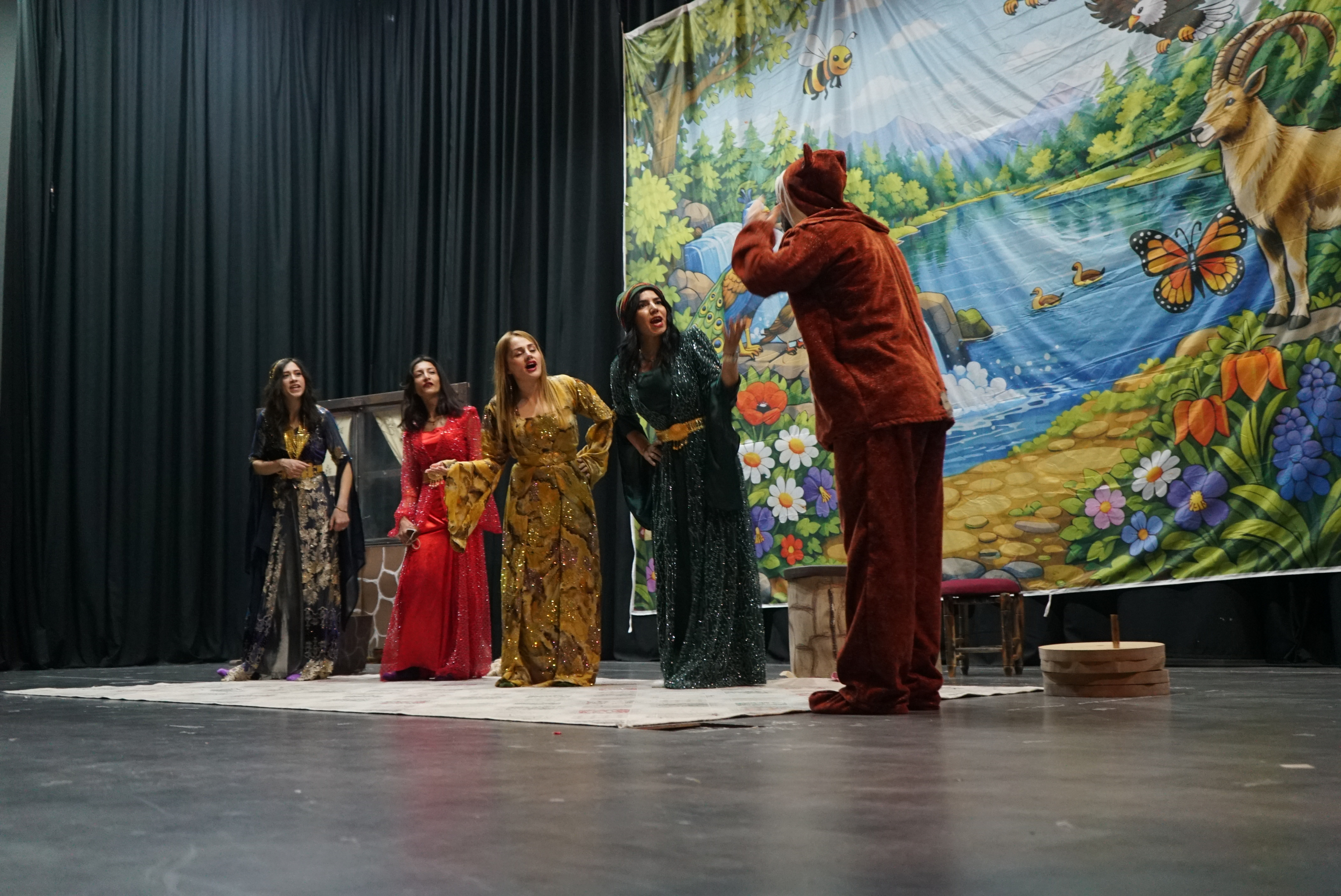 Kürtçe Çocuk Tiyatrosu “Pîrê u Rovî” Sahnelendi