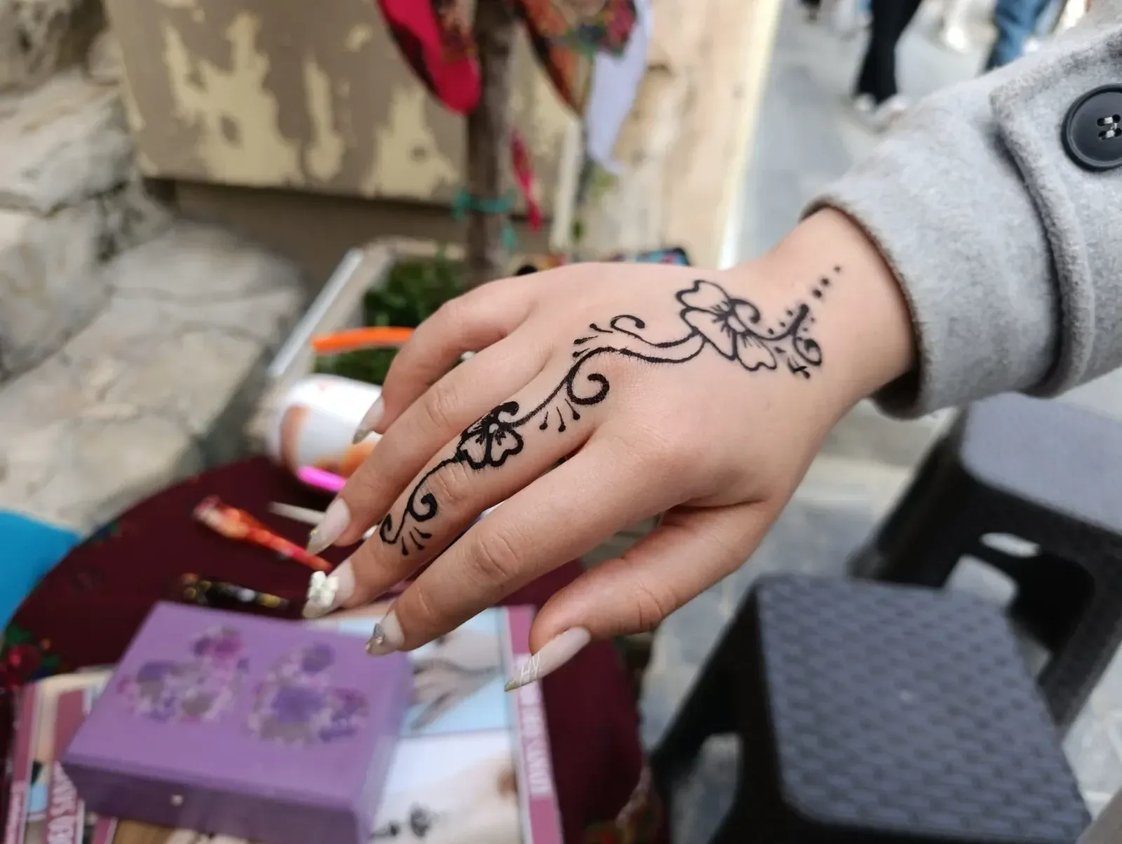 Kalıcıdan Geçiciye: “Deq” Modern Haliyle Geri Dönüyor