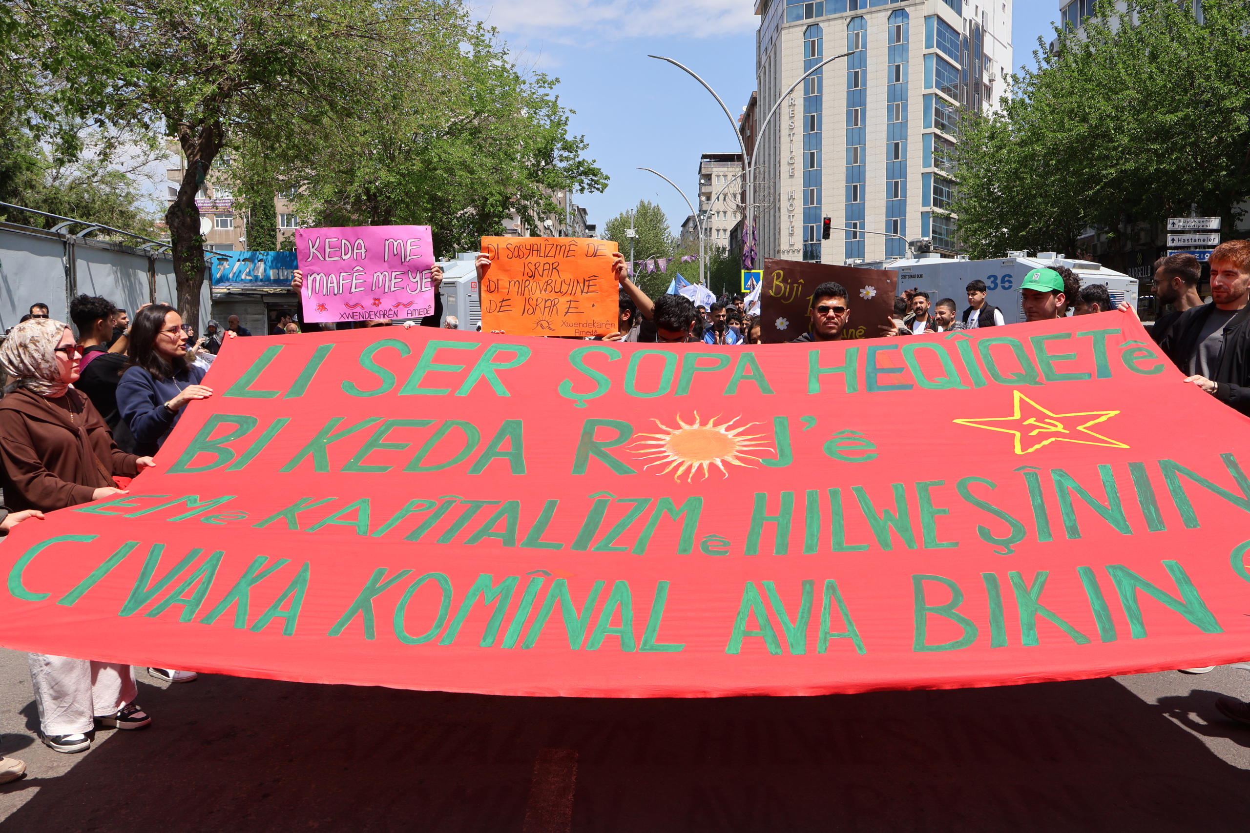 Diyarbakır’da 1 Mayıs: Katılımcıların Ortak Talebi Barış ve Adalet Oldu