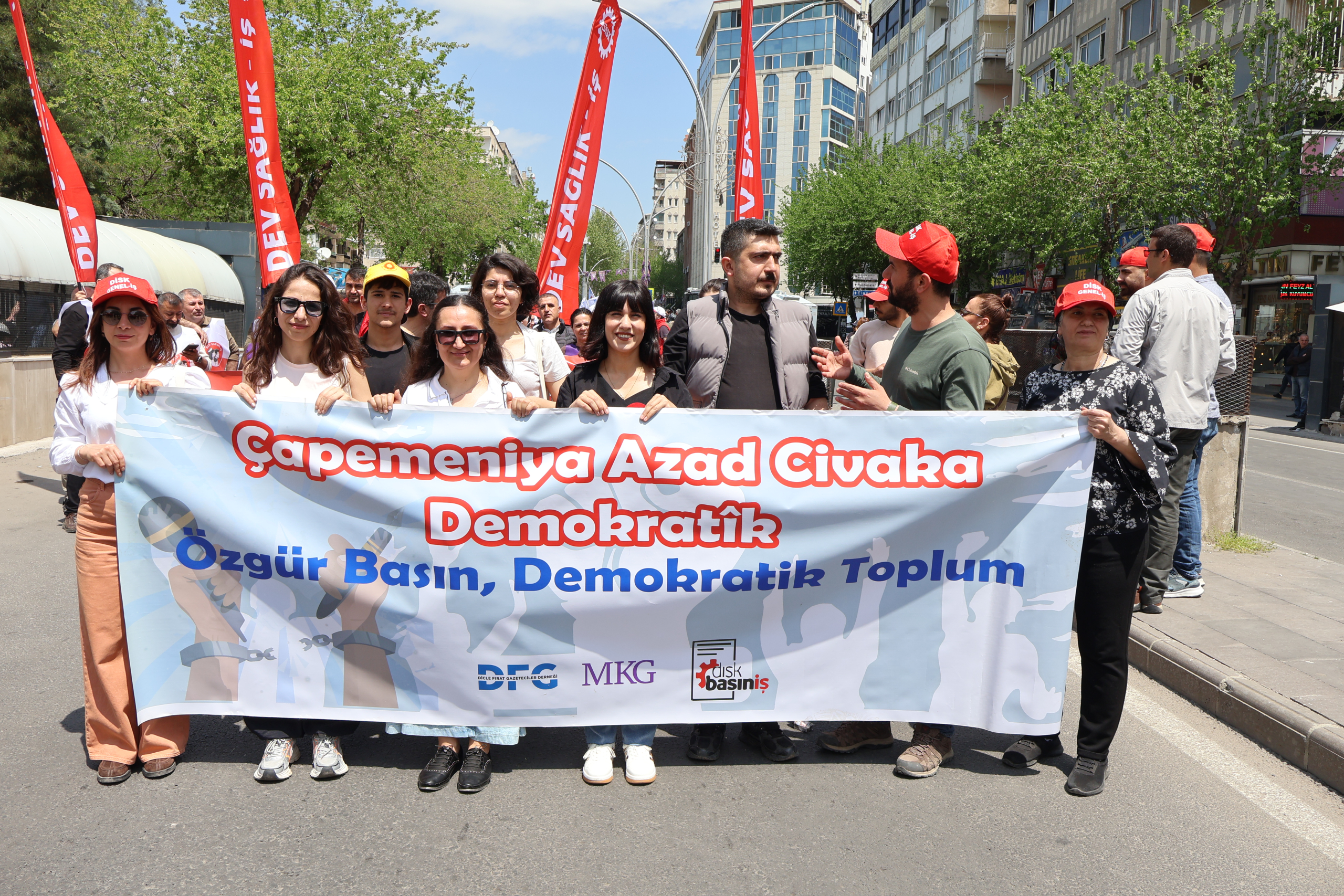 Diyarbakır’da 1 Mayıs: Katılımcıların Ortak Talebi Barış ve Adalet Oldu